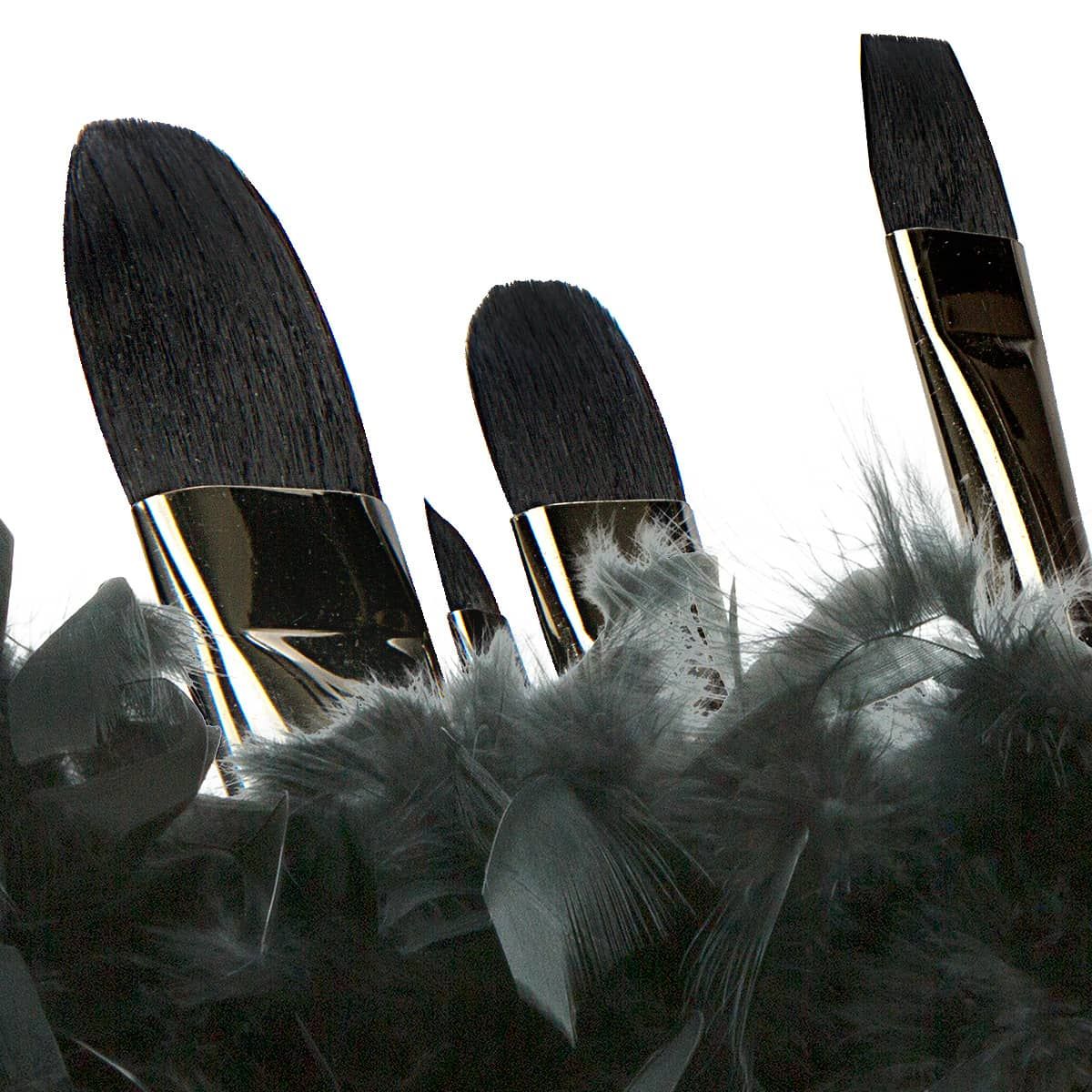 Soft, luscious synthetic bristles
