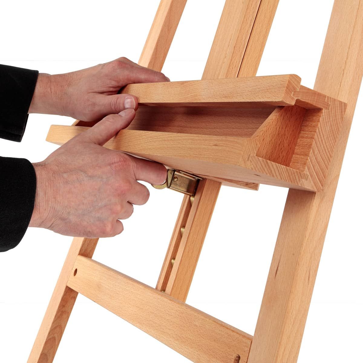 Canvas height adjustment system aided by a metal ratchet located under the bottom easel tray