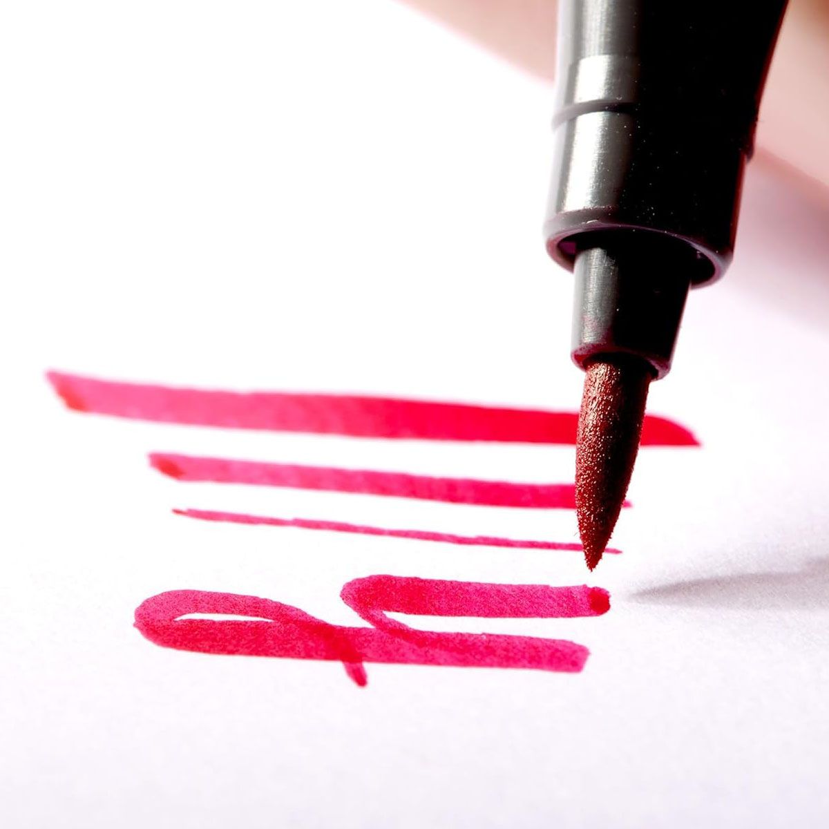 High-quality fibre-tip pen with a soft brush nib